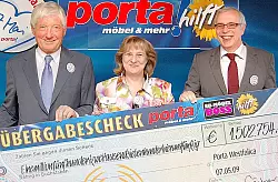 Hermann G&auml;rtner (l.) freut sich &uuml;ber die Zahl rechts unten, Porta-Gesch&auml;ftsf&uuml;hrer Gerhardt Laubmeyer und Simone Piske (Andreas-G&auml;rtner-Stiftung) auch. - &copy; FOTO: CARSTEN KORFESMEYER