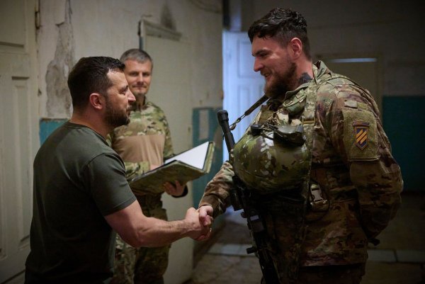 Selenskyj zeichnet einen Soldaten an der Frontlinie aus. Man müsse für jeden Kilometer, den die eigenen Truppen vorwärts kämen dankbar sein, sagte er. - © Uncredited/Ukrainian Presidential Press Office/AP/dpa