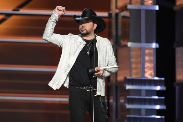 US-Countrysänger Jason Aldean bei der Verleihung der Country Music Awards 2018. - © Chris Pizzello/Invision/AP/dpa