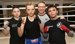 Starke Tosa-Inu-Boxer: Trainer Kai Gutmann (hinten) mit (von links) Bas, Lauterbach und Niebur.&nbsp; - &copy; Foto: Cohen