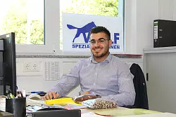 An seinem Arbeitsplatz: Feras Saado (21) lernt Indistriekaufmann bei der Firma Wolf in Bad Salzuflen. - &copy; Freya K&ouml;hring