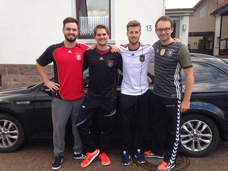 Die vier Lipper sind auch zu Besuch in Frankreich, um das Spiel in Marseille zu sehen. - © Privat