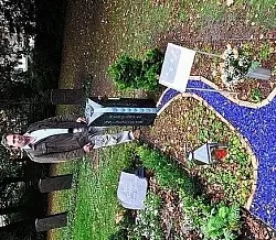 Die Stadtverwaltung L&uuml;bbecke hat Hans Herwartz mitgeteilt, dass er "die Sch&uuml;ttung aus grellblauem Glasgranulat" vom Grab beseitigen muss. - &copy; FOTO: HANS-G. MEYER