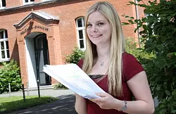 Stefanie Dominguez (18) vor dem Pelizaeus-Gymnasium und mit ihrem 456-Seiten-Roman. Die Abiturientin hat den Thriller f&uuml;r die Schule geschrieben. - &copy; FOTO: CHRISTINE PANHORST