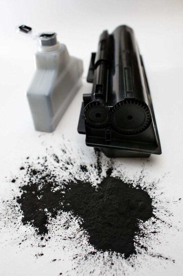 Tonerpulver: Die Fälscher sollen auch Kartuschen verkauft haben, die wie Originalprodukte aussahen (Symbolbild). - © Peter Steffen/dpa