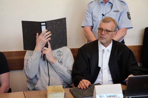 Auf der Anklagebank; Andreas V. und sein Anwalt Johannes Salmen. - © Archivfoto: Bernhard Preuß