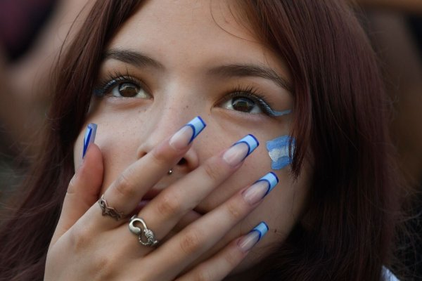 Spannung pur: Eine Frau fiebert für die Argentinische Mannschaft mit. - © Gustavo Garello/AP/dpa