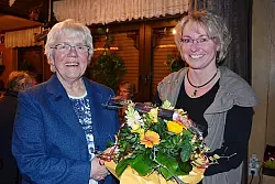die scheidende Vorsitzende Ursula Holzkämper (links) mit ihrer Nachfolgerin Susanne Post. - © Foto: Blum