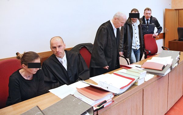 Auf der Anklagebank: Der 39-jährige Installateur neben seinem Verteidiger Dr. Holger Rostek, daneben Rechtsanwalt Peter Rostek sowie die mitangeklagte Ehefrau, die während ihrer Aussage teilweise einen Dolmetscher brauchte (von rechts). - © Gerstendorf-Welle