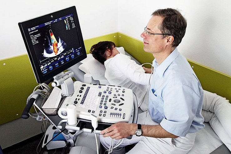 Ultraschall des Herzens: Der Kardiologe Dr. Pierre-Nicolas Niederst kann per Echokardiographie genau erkennen, ob Gestalt und Funktion von Herzstrukturen in Ordnung sind. - © Foto: prEuss