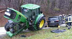 Durch den Aufprall wurde auch der Traktor beschädigt. - © Feuerwehr Kalletal
