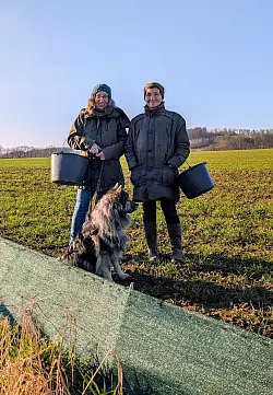 Ulriker Grabow (links) und Monika Kost am Krötenzaun in Oettern-Bremke. - © Fotorechte: Ulrike Grabow