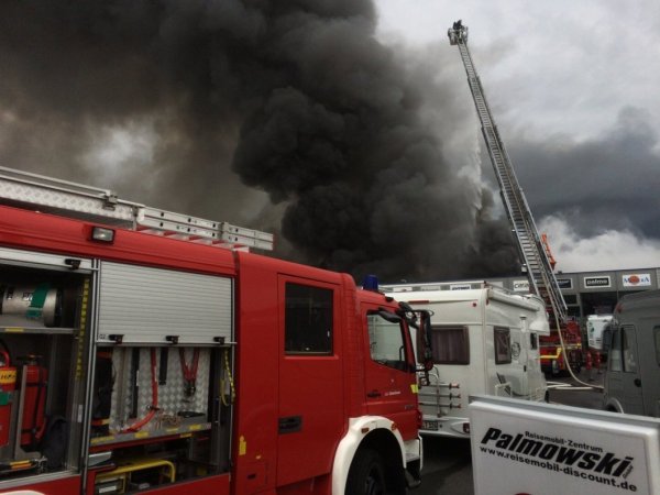 Gegen Flammen und Rauch: Die Feuerwehr bekämpft den Brand amBrand am Ostring. - © Jens Reichenbach