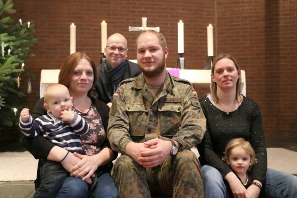 Fühlen sich gut aufgehoben: Die Bundeswehrangehörigen sind nicht nur Teil der Gemeinde, sondern auch aktiv an der Gestaltung derselben beteiligt (von links): Philipp (1), Eva G., Pfarrer Martin Benker, Stephan G., Jutta Lambert und Helena (2). - © Guntmar Wolff