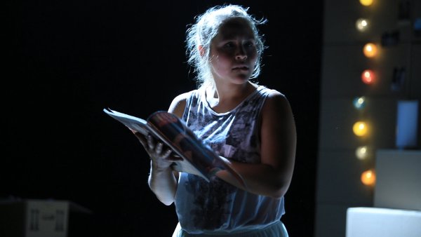 Wenja Imlau spielt im "Kaschlupp!" die Rolle von Anne Frank und der Schülerin Emma. - © Screenshot: Jannik Stodiek