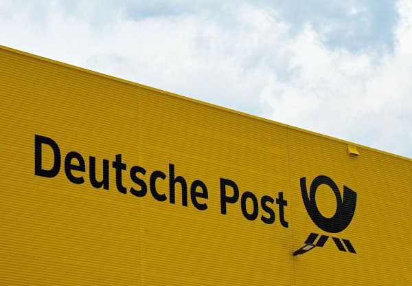 Das Logo Deutsche Post ist zu sehen. - © Jens Kalaene/dpa/Archivbild