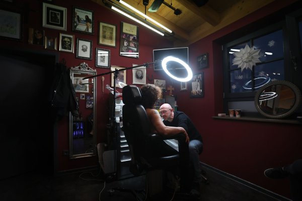 Tattoo-Künstler Andy Engel (r) tätowiert der Brustkrebspatientin Anja D. eine Brustwarze. - © Karl-Josef Hildenbrand/dpa