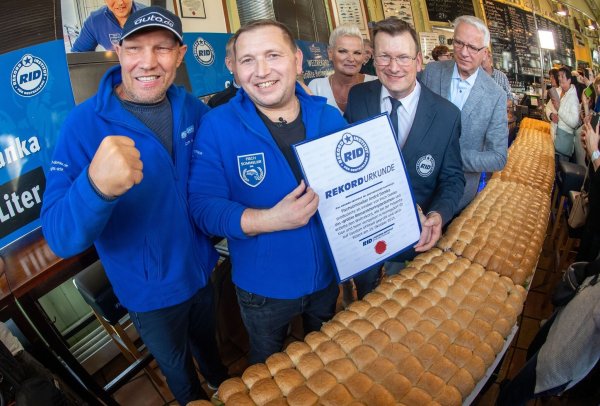 Das Bismarkheringsbrötchen war mit exakt 6,68 Metern mehr als zwei Meter länger als das bisherige Rekordbrötchen. - © Stefan Sauer/dpa