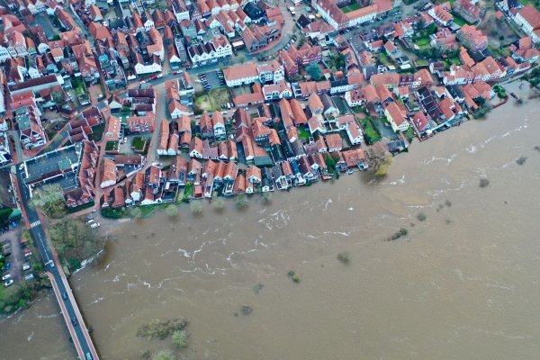 Blick auf die teilweise unter Wasser stehende Altstadt von Verden an der Aller. In weiten Teilen Niedersachsens bleibt die Hochwasserlage angespannt. - © -/dpa