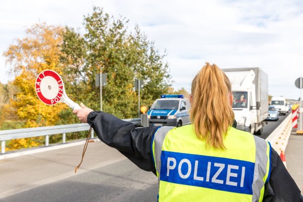 Die Zahl der unerlaubten Einreisen nach Deutschland ist nach Angaben von Innenministerin Faeser von Oktober auf November zurückgegangen. - © Frank Hammerschmidt/dpa