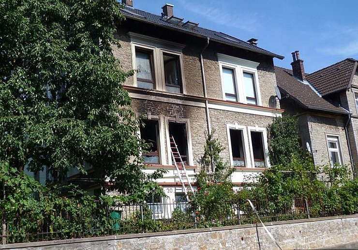 In der Brunnenstraße brannte eine Wohnung dieses Mehrfamilienhauses. - © Foto: Feuerwehr Detmold