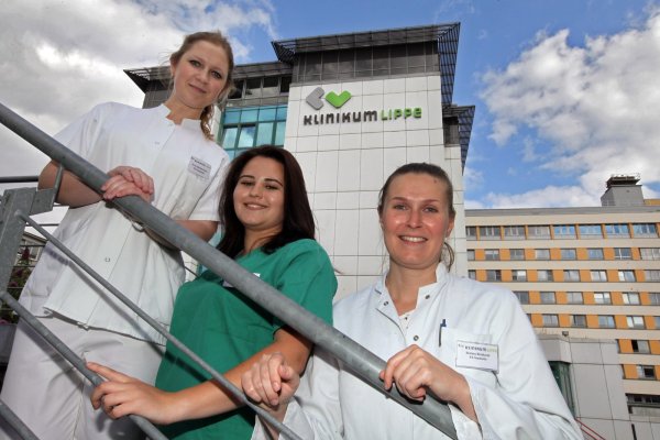 Angehende Ärztinnen: (von links) Ieva Sakalauskaite aus Litauen, Monica Jula aus Rumänien und Bettina Reinhardt, die in Göttingen studiert, absolvieren den praktischen Teil ihrer Ausbildung am Klinikum Lippe. - © Bernhard Preuss
