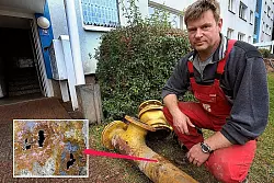 J&ouml;rg Fleiter von der Bielefelder Firma Rohrnetz-Technik Schaumburg zeigt das Metallrohr mit dem Gasleck, das unterirdisch zum Keller des Hauses Nummer 75 f&uuml;hrte. Aus den L&ouml;chern konnte Gas entweichen. - &copy; FOTOS: RAIMUND VORNB&Auml;UMEN