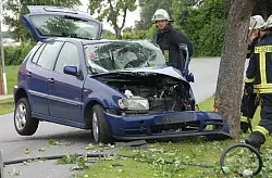Die Front des Kleinwagens wurde durch den Aufprall eingedrückt. - © FOTO: ANDREAS EICKHOFF