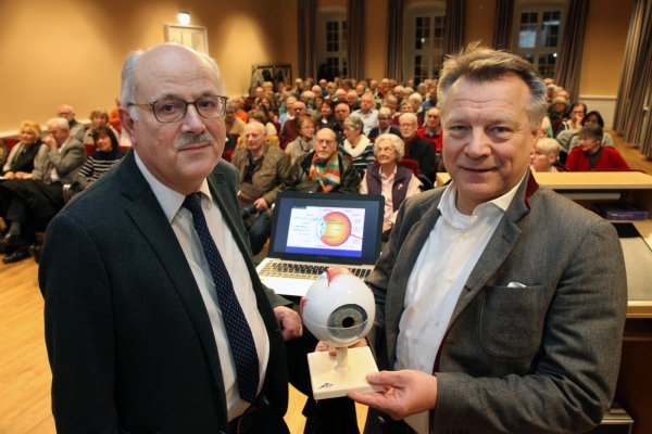 Das Auge im Fokus: Dr. Walter Mischer (links) und Dr. Ulrich Giers referieren beim LZ-Abend „Gesundheit im Dialog" im voll besetzten kleinen Saal der Detmolder Stadthalle über Erkrankungen des  Sehapparates. - © Bernhard Preuß