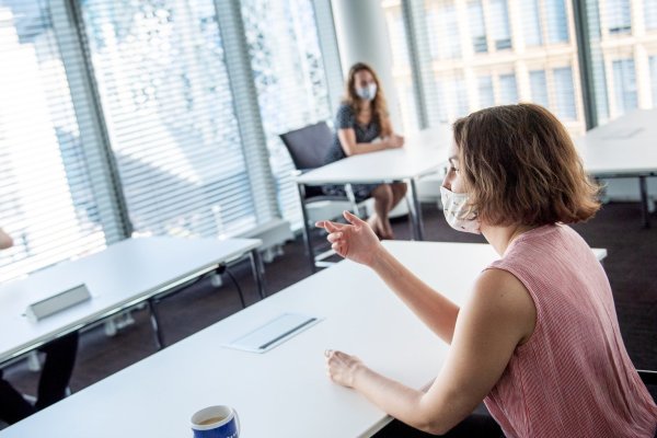 Infektionsschutz: Lieber wenig Leute in großen Räumen - © Foto: Zacharie Scheurer/dpa-tmn
