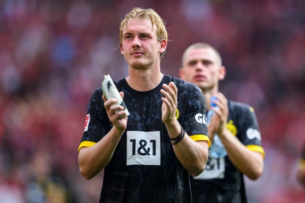 BVB-Fans erfreuten sich an einer Marketingaktion rund um die angebliche Handynummer von Julian Brandt. - © Tom Weller/dpa