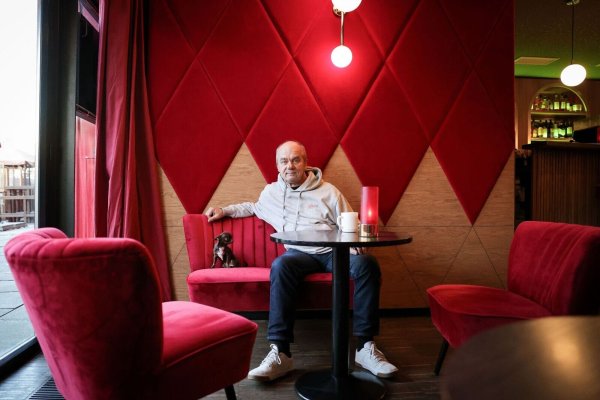 Auf der Reeperbahn, genauer im Foyer des «Schmidts Tivoli»: Theaterchef Corny Littmann. - © Christian Charisius/dpa/dpa-tmn
