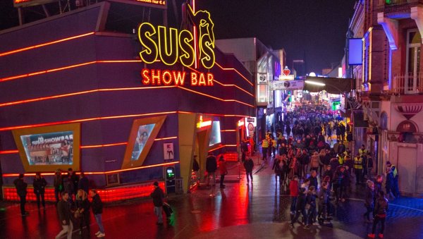 Der Schriftzug verrät das Programm: In «Susis Show Bar» auf der Ecke von Reeperbahn und Großer Freiheit gibt\'s Tabledance. - © Axel Heimken/dpa/dpa-tmn