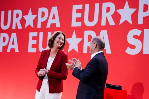 Bundeskanzler Olaf Scholz applaudiert für Katharina Barley, SPD-Spitzenkandidatin für die Europawahl. - © Carsten Koall/dpa