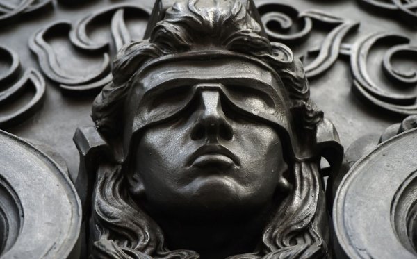 Eine Figur der blinden Justitia. - © Sonja Wurtscheid/dpa/Symbolbild