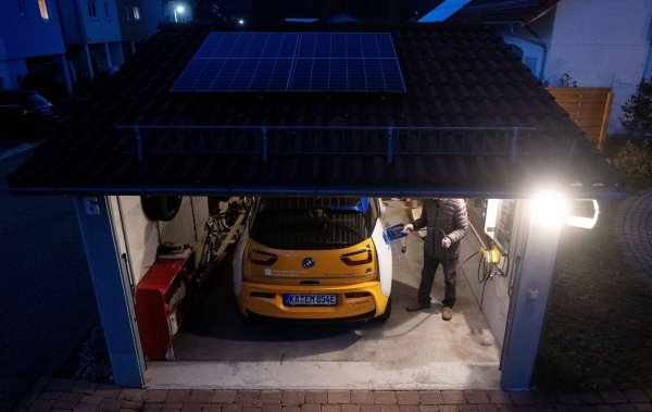 Mit dem neuen Programm wird der Kauf und die Installation einer Ladestation für Elektroautos in Kombination mit einer Photovoltaikanlage und einem Solarstromspeicher gefördert. - © Marijan Murat/dpa