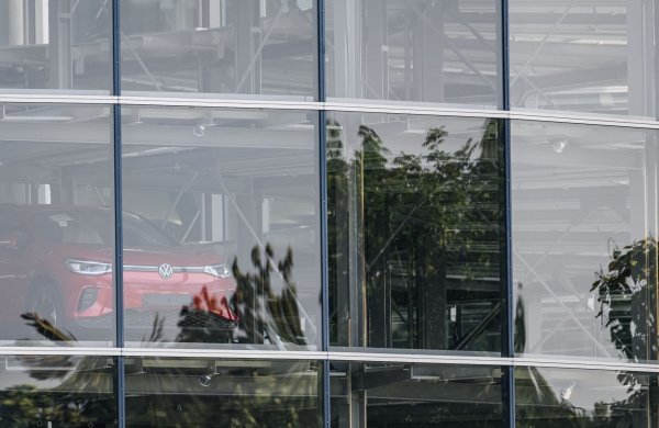 Ein Elektrofahrzeug ID.4 steht im Autoturm der Gläsernen VW-Manufaktur. Auch am Standort Dresden wird die Produktion vorübergehend gedrosselt. - © Robert Michael/dpa/Symbolbild