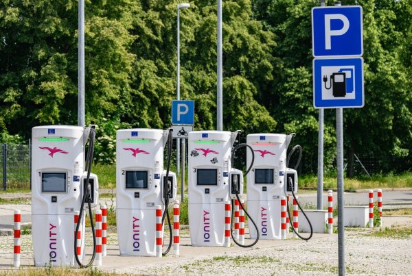Die Zahl der Ladestationen für E-Autos wächst. - © Robert Michael/dpa