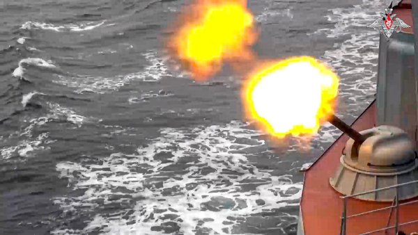 Ein Kriegsschiff der russischen Schwarzmeerflotte feuert während einer Marineübung im Schwarzen Meer. Wäre das auch jetzt noch möglich? - © -/Russian Defense Ministry Press Service/AP/dpa