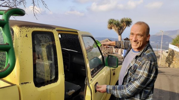 Vulkanbewohner Mathias Siebold: Autofegen nach dem Ascheregen. - © Ralph Schulze