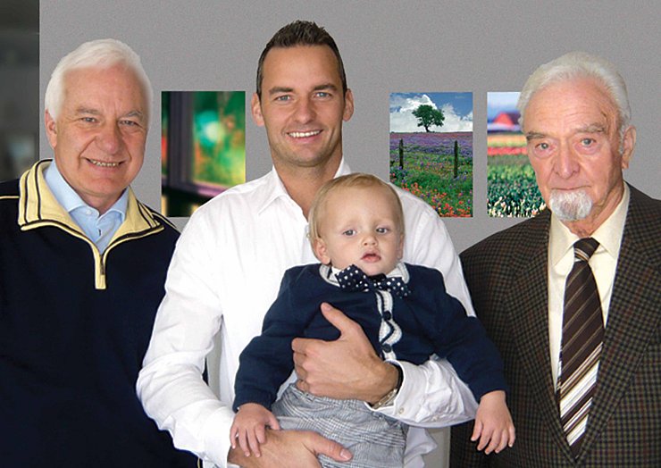 Traditionsbewusst: Vier Generationen Cajus Julius Caesar in Kalletal auf einem Familienfoto aus dem Jahre 2009. - © dpa