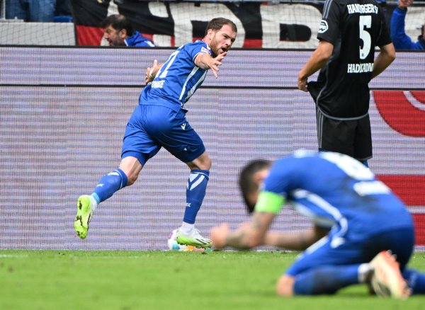 Budu Siwsiwadse (l) sicherte dem KSC einen Punkt gegen den HSV. - © Uli Deck/dpa