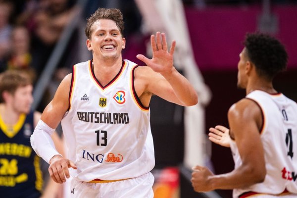 Moritz Wagner (l) und Maodo Lo jubeln nach einem Korb. - © Marius Becker/dpa
