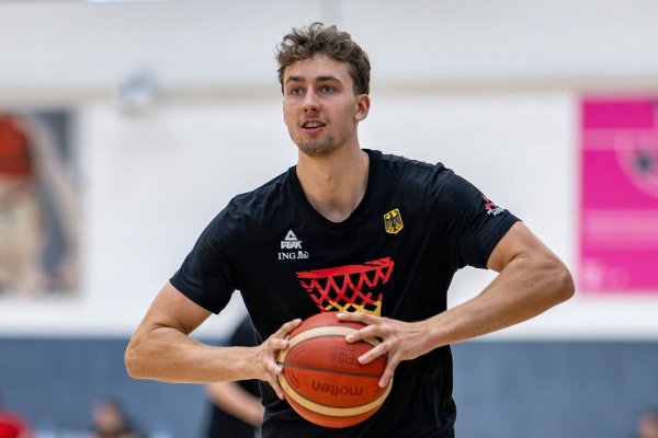 Franz Wagner passt den Ball. - © David Inderlied/dpa