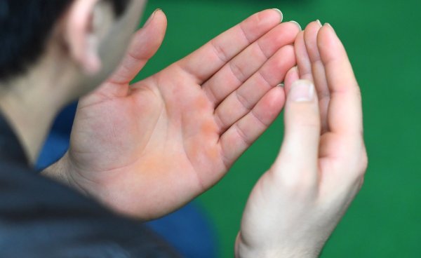 Mit offenen Handflächen: Ein Muslim wendet sich während des traditionellen Freitagsgebets an Allah. - © dpa