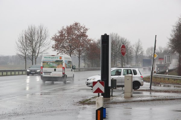 Fragwürdige Eleganz: Mancher Verkehrsteilnehmer dürfte sich am Aussehen der neuen Messstelle an der Ausfahrt Retzen der Ostwestfalenstraße nichterfreuen – vor allem, wenn ein Foto von ihm und seinem zu schnellen Fahrzeug gemacht wurde. - © Stefan Backe
