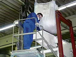 Unser Foto zeigt einen Arbeiter an der sogenannten Drehrohrdestille in einem Werk der Dela GmbH.