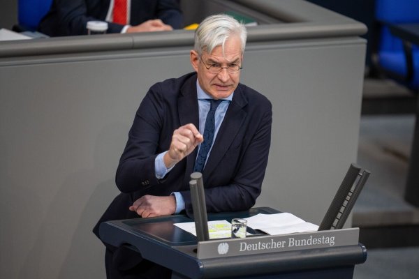 «Die deutsche Wirtschaft lahmt und braucht dringend Entlastung bei Energiekosten oder Unternehmensteuern», sagt Unionsfraktionsvize Mathias Middelberg. - © Michael Kappeler/dpa