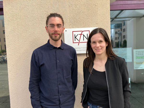 Philipp Müller und Laura-Romina Goede sind Mitautoren der neuen Studie «Gewalt gegen Männer in Partnerschaften» des Kriminologischen Forschungsinstituts Niedersachsen (KFN). - © Christina Sticht/dpa