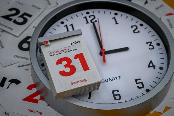 In der Nacht wurde die Zeit vorgestellt. Mit dem 31. März beginnt dieses Jahr die Sommerzeit. - © Niklas Graeber/dpa